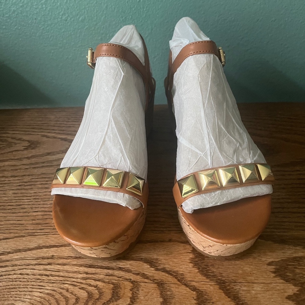 Michael Kors Platform Sandal Caramel Shade w Gold Studs Size 7  In The Box  NWOT - Picture 6 of 11